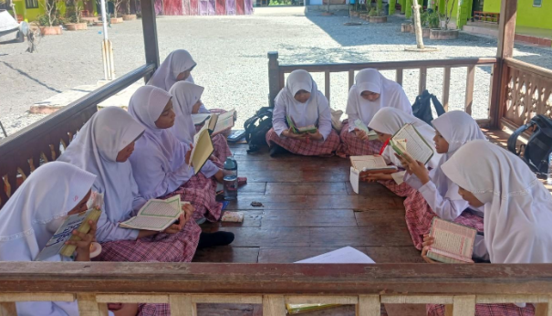 Suasana belajar di luar kelas atau di pondok gazebo SDIT Teuku Umar