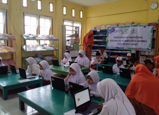 Perpustakaan SDIT Teuku Umar tersedia chromebook dan berbagai buku bacaan yang mendukung proses belajar siswa