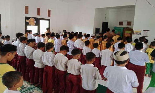 Kegiatan Shalat berjamaah secara rutin di Mushalla SDIT Teuku Umar