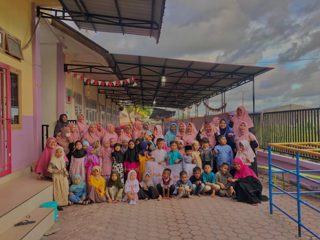 Foto bersama murid Tk Az-Zahira dengan guru setelah berbagi takjil