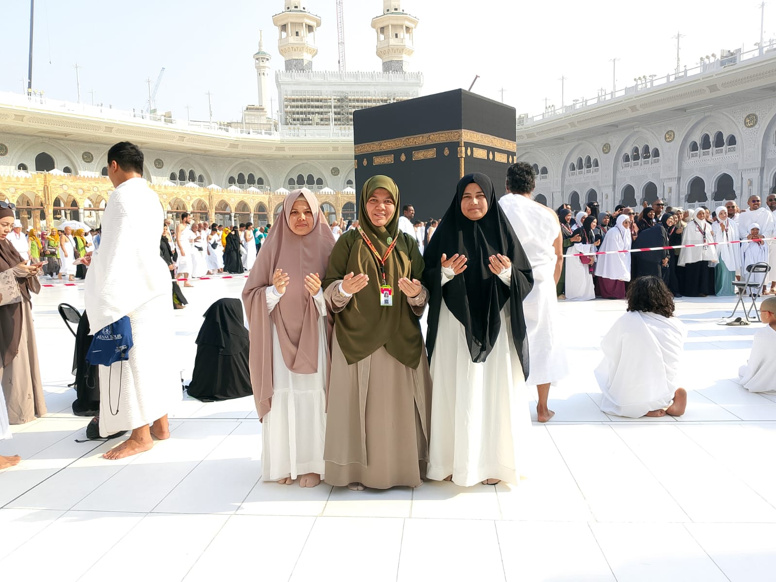 10 TAHUN MENGABDI, YAYASAN AL-MAGHRIBI BERIKAN HADIAH UMROH KEPADA TIGA PEGAWAI BERDEDIKASI BENTUK APRESIASI ATAS DEDIKASI DAN PENGABDIAN DALAM MEMBANGUN PENDIDIKAN DI ACEH BARAT